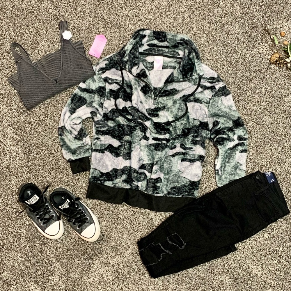 Secret Treasure Soft Fuzy Camo 1/4 Zip Pullover Sweater Sweatshirt Size Small